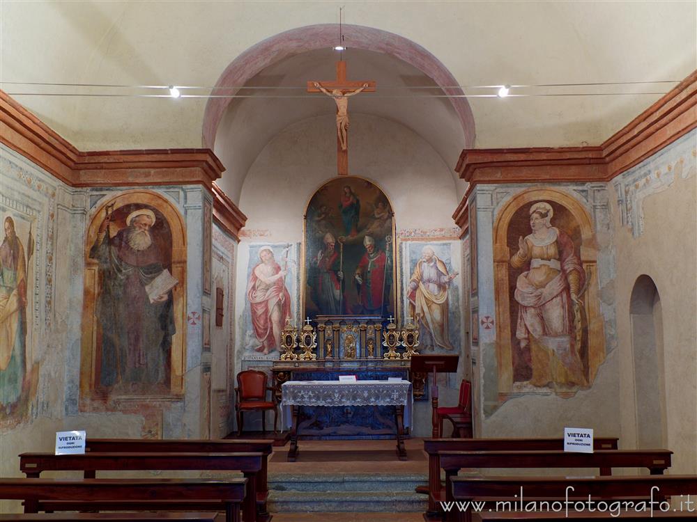 Montevecchia (Lecco) - Parete di fondo dell'interna della Chiesetta di San Bernardo